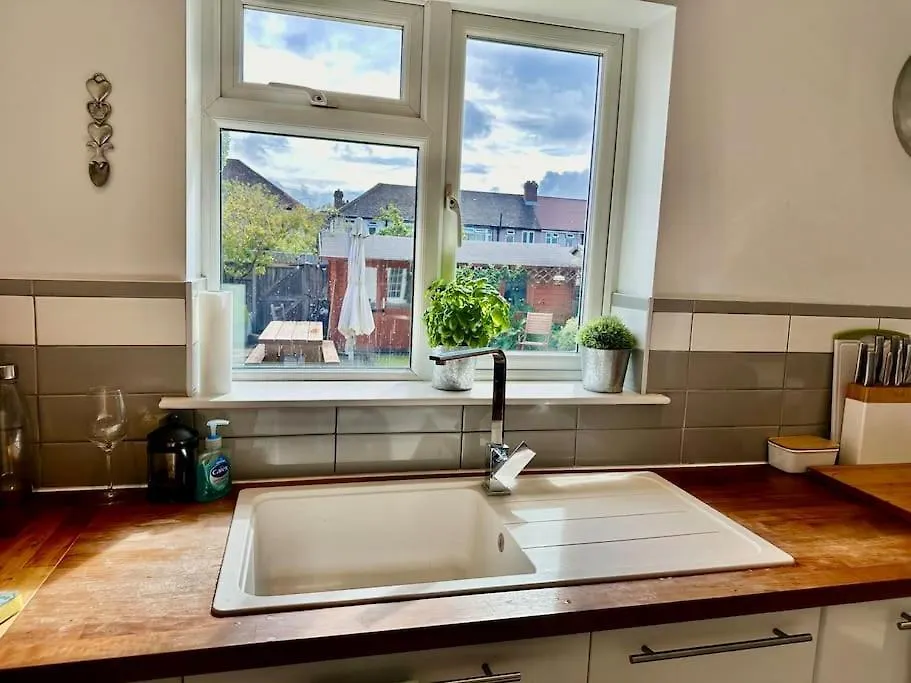 Spacious 1 Bedroom House Twickenham 0*,