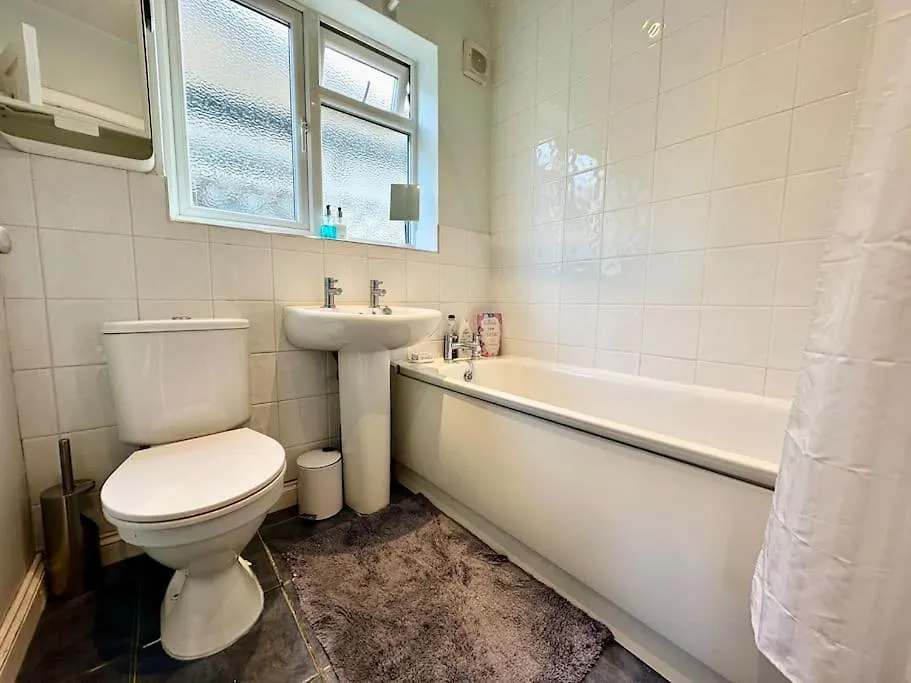 Spacious 1 Bedroom House Twickenham 0*,  United Kingdom