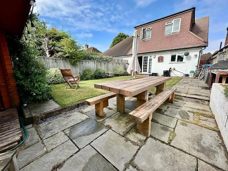 Spacious 1 Bedroom House Twickenham 0*,  United Kingdom